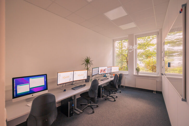 Room image of a computer room with 4 workstations.